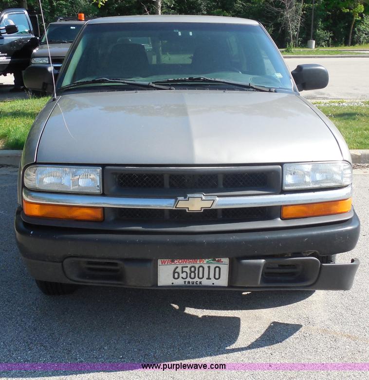 image for item G8592 2002 Chevrolet S10 pickup truck
