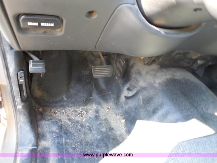 image for item G8592 2002 Chevrolet S10 pickup truck