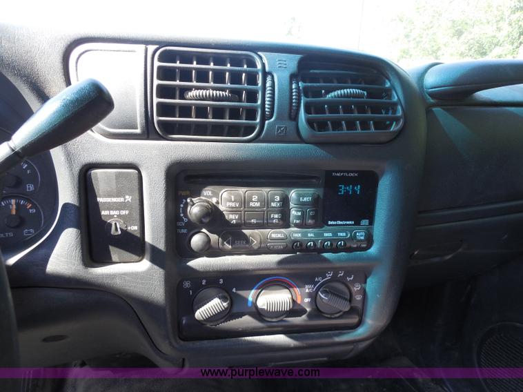 image for item G8592 2002 Chevrolet S10 pickup truck