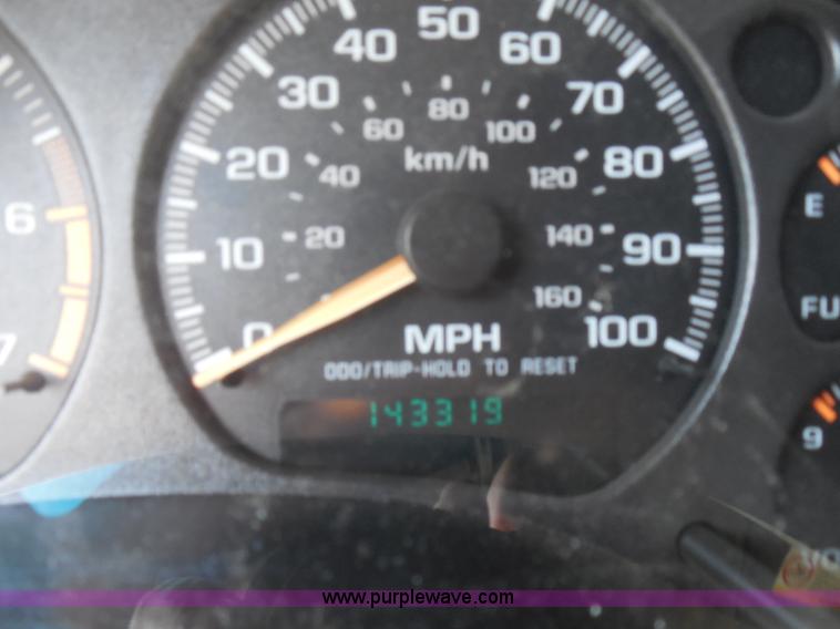 image for item G8592 2002 Chevrolet S10 pickup truck