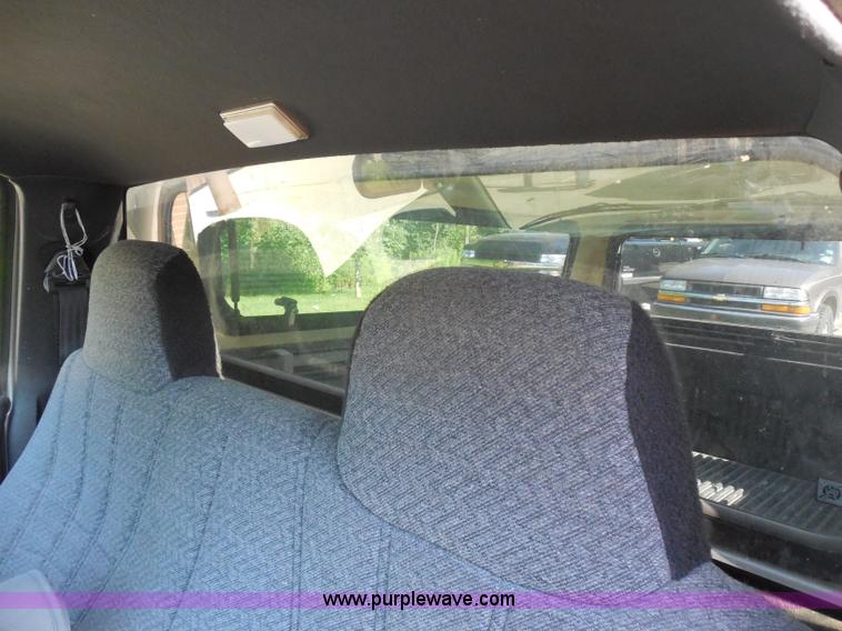 image for item G8592 2002 Chevrolet S10 pickup truck