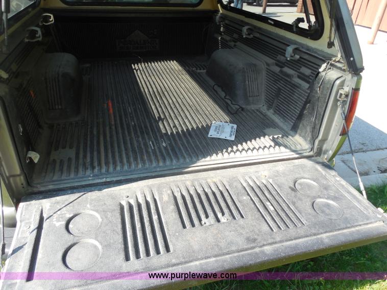 image for item G8592 2002 Chevrolet S10 pickup truck