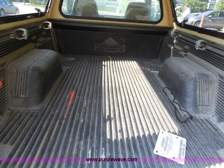 image for item G8592 2002 Chevrolet S10 pickup truck