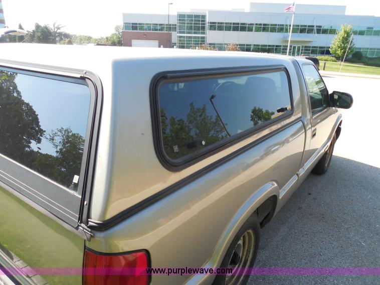 image for item G8592 2002 Chevrolet S10 pickup truck