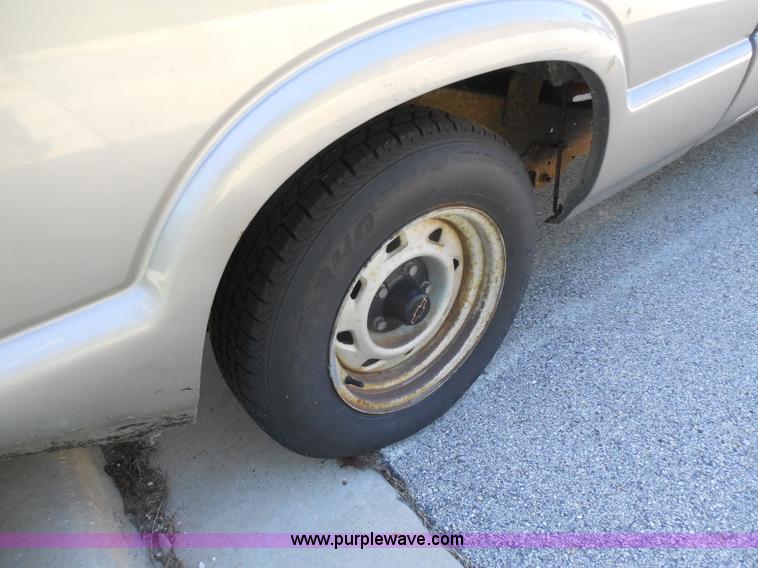 image for item G8592 2002 Chevrolet S10 pickup truck