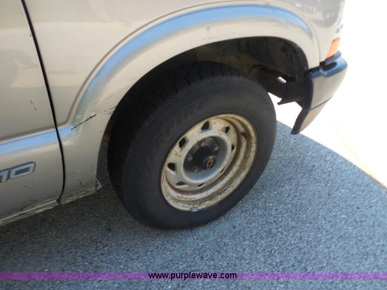 image for item G8592 2002 Chevrolet S10 pickup truck