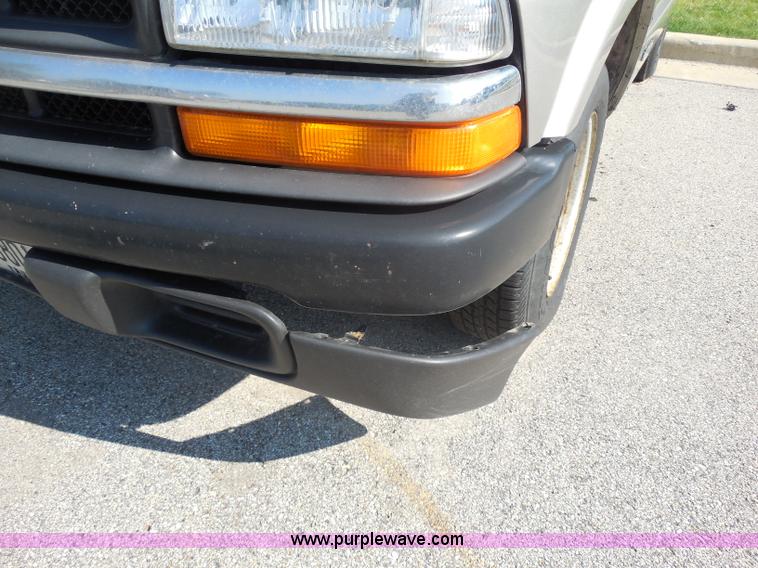 image for item G8592 2002 Chevrolet S10 pickup truck