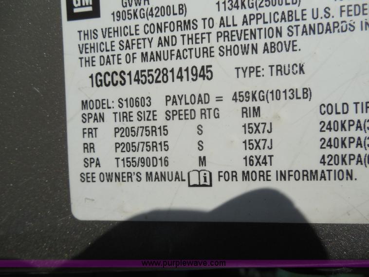 image for item G8592 2002 Chevrolet S10 pickup truck