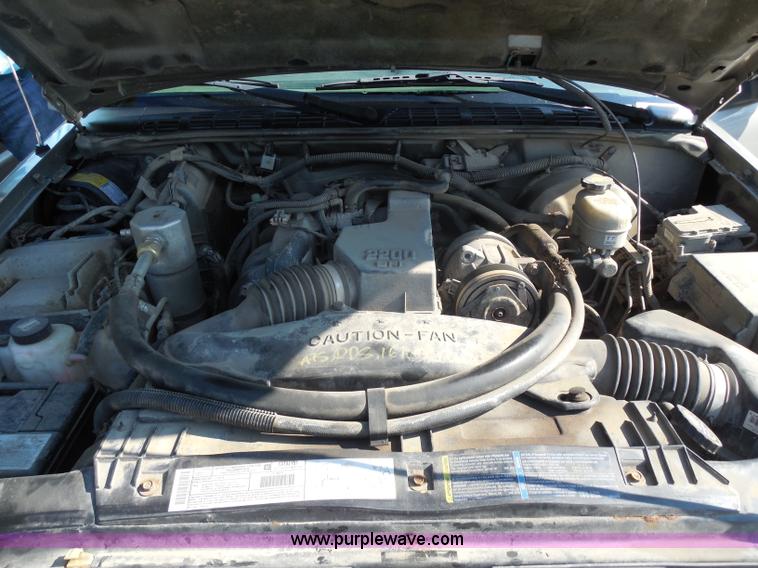 image for item G8592 2002 Chevrolet S10 pickup truck