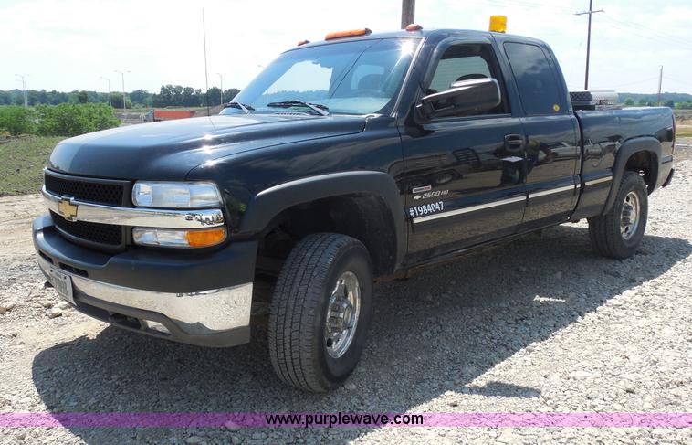 image for item G8594 2002 Chevrolet 2500 HD Extended Cab pickup truck