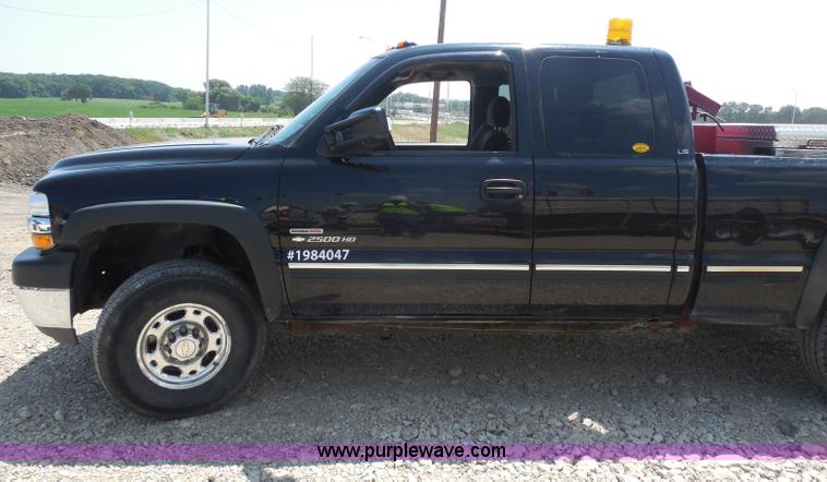 image for item G8594 2002 Chevrolet 2500 HD Extended Cab pickup truck