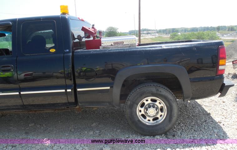 image for item G8594 2002 Chevrolet 2500 HD Extended Cab pickup truck