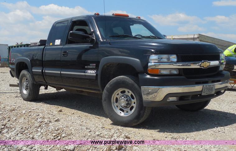 image for item G8594 2002 Chevrolet 2500 HD Extended Cab pickup truck