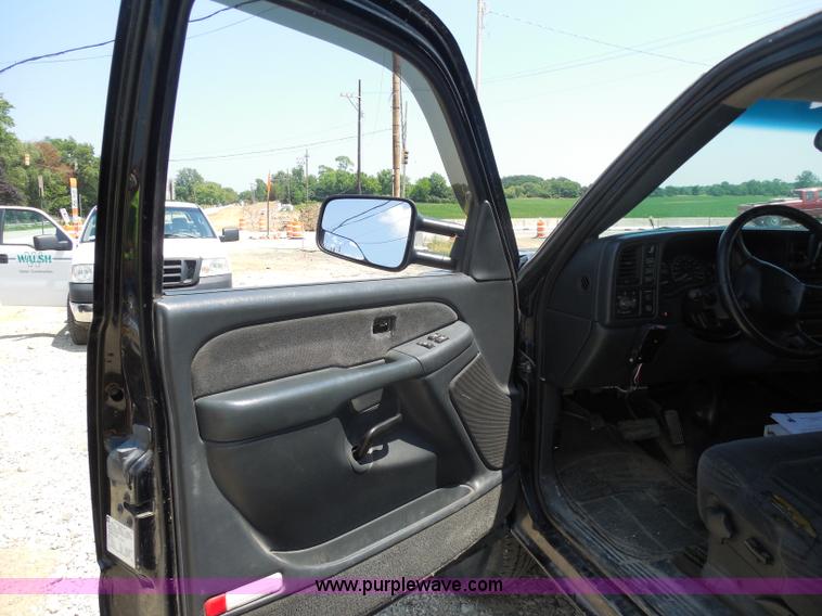 image for item G8594 2002 Chevrolet 2500 HD Extended Cab pickup truck