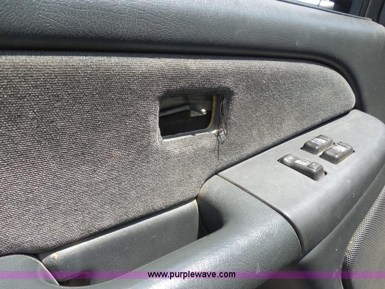 image for item G8594 2002 Chevrolet 2500 HD Extended Cab pickup truck