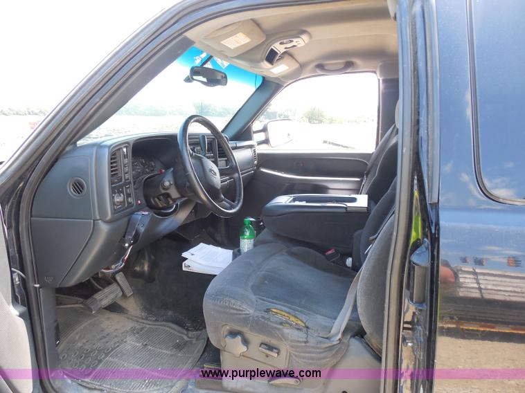 image for item G8594 2002 Chevrolet 2500 HD Extended Cab pickup truck