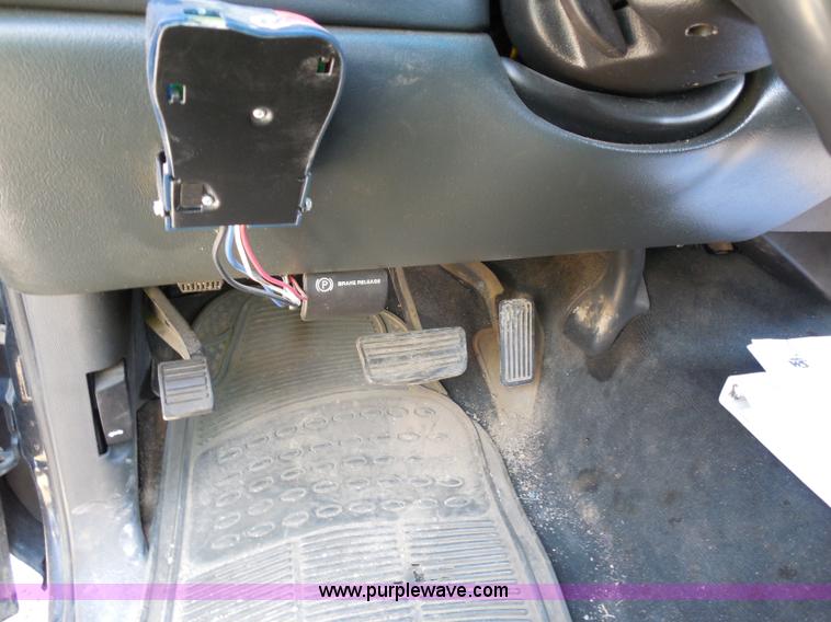 image for item G8594 2002 Chevrolet 2500 HD Extended Cab pickup truck