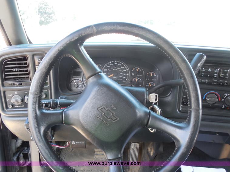 image for item G8594 2002 Chevrolet 2500 HD Extended Cab pickup truck