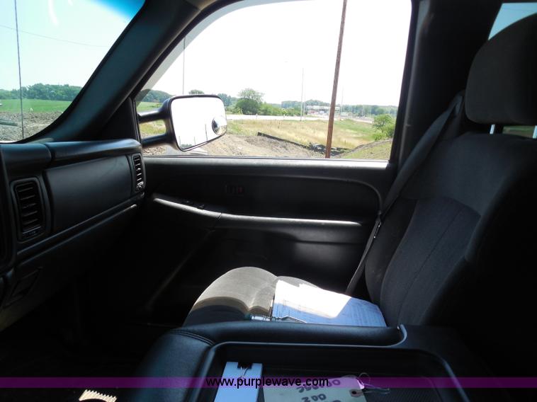 image for item G8594 2002 Chevrolet 2500 HD Extended Cab pickup truck