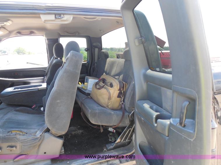 image for item G8594 2002 Chevrolet 2500 HD Extended Cab pickup truck