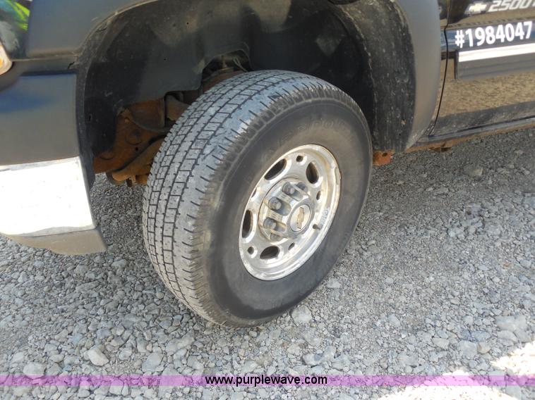 image for item G8594 2002 Chevrolet 2500 HD Extended Cab pickup truck