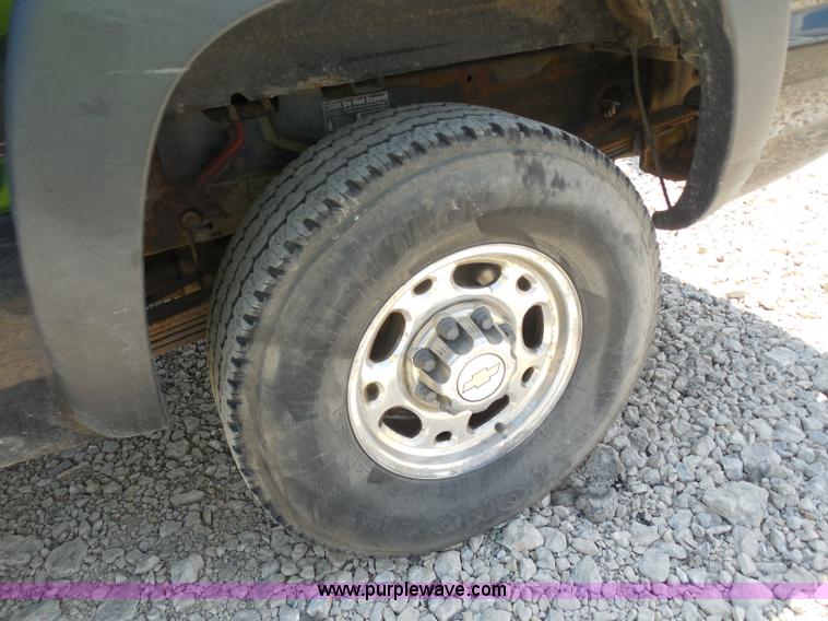 image for item G8594 2002 Chevrolet 2500 HD Extended Cab pickup truck