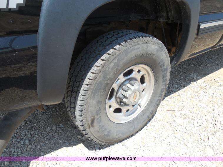 image for item G8594 2002 Chevrolet 2500 HD Extended Cab pickup truck