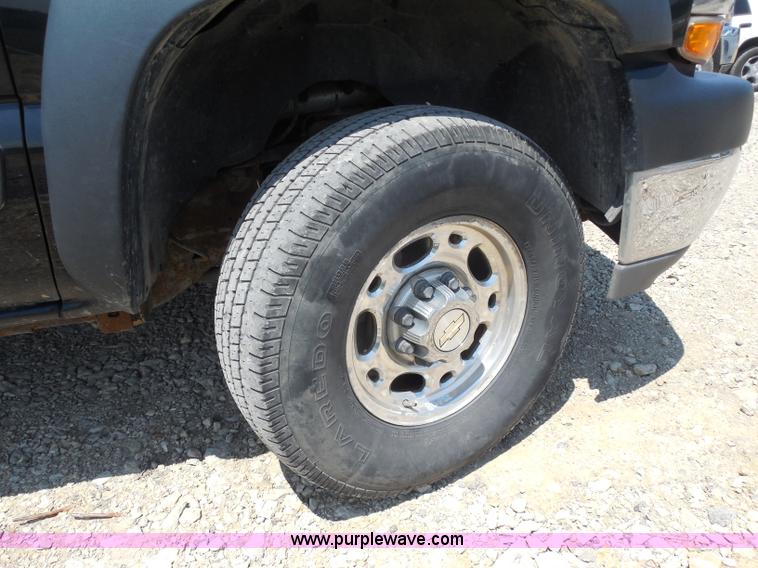 image for item G8594 2002 Chevrolet 2500 HD Extended Cab pickup truck