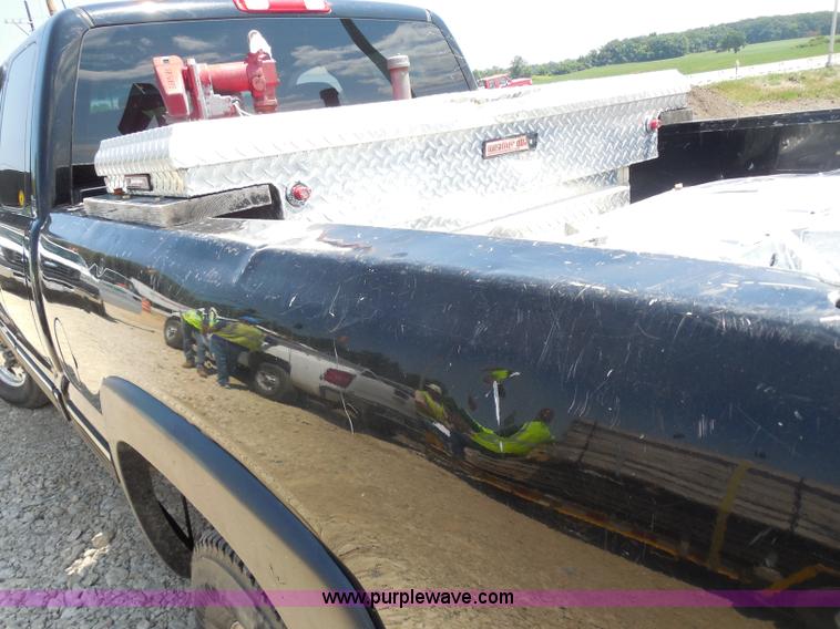 image for item G8594 2002 Chevrolet 2500 HD Extended Cab pickup truck