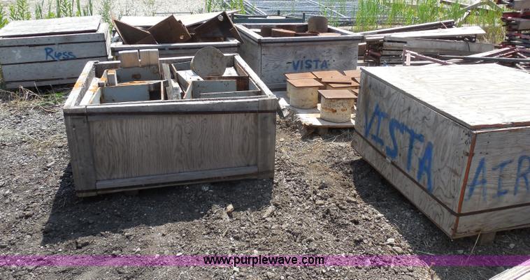 image for item G8597 Approximately 30 sand jacks