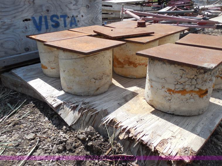 image for item G8597 Approximately 30 sand jacks