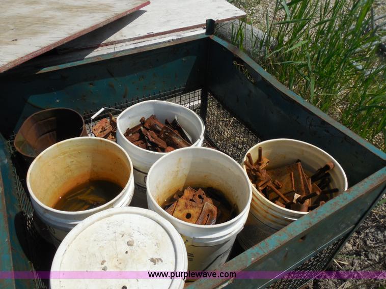 image for item G8597 Approximately 30 sand jacks