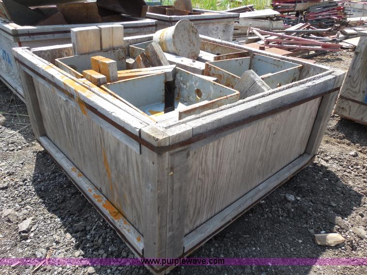 image for item G8597 Approximately 30 sand jacks