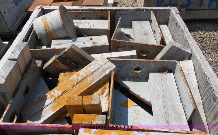 image for item G8597 Approximately 30 sand jacks