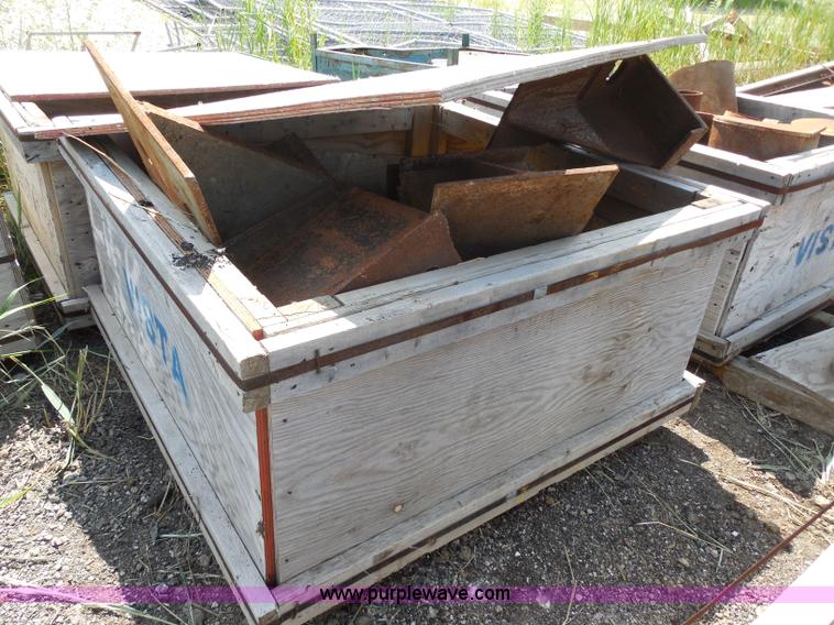 image for item G8597 Approximately 30 sand jacks