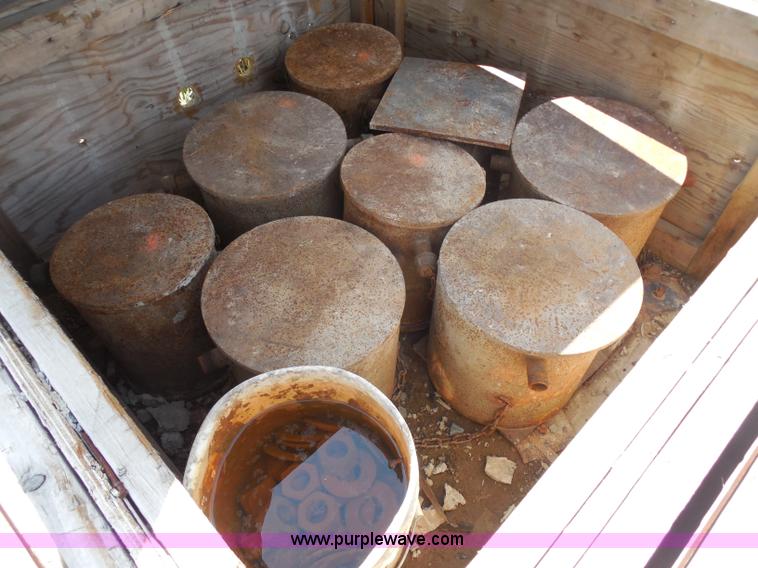 image for item G8597 Approximately 30 sand jacks