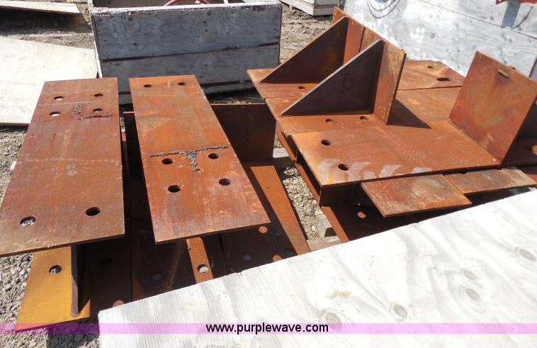 image for item G8597 Approximately 30 sand jacks