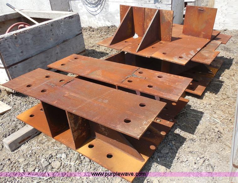 image for item G8597 Approximately 30 sand jacks