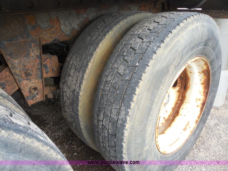 image for item G8614 1993 Monon dry van trailer