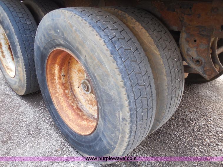 image for item G8614 1993 Monon dry van trailer