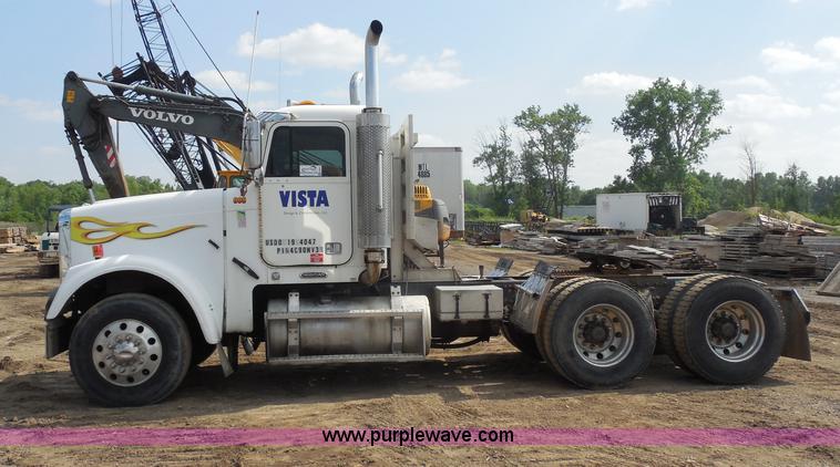 image for item G8621 1999 Freightliner FLD120 semi truck