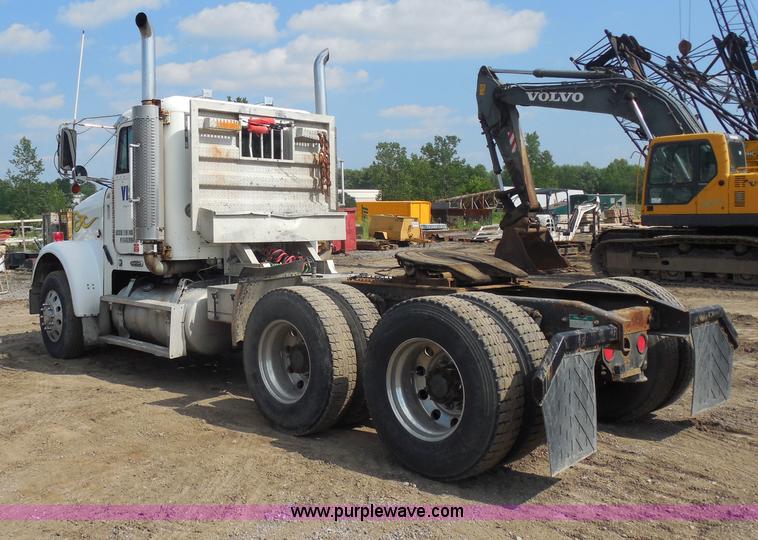 image for item G8621 1999 Freightliner FLD120 semi truck