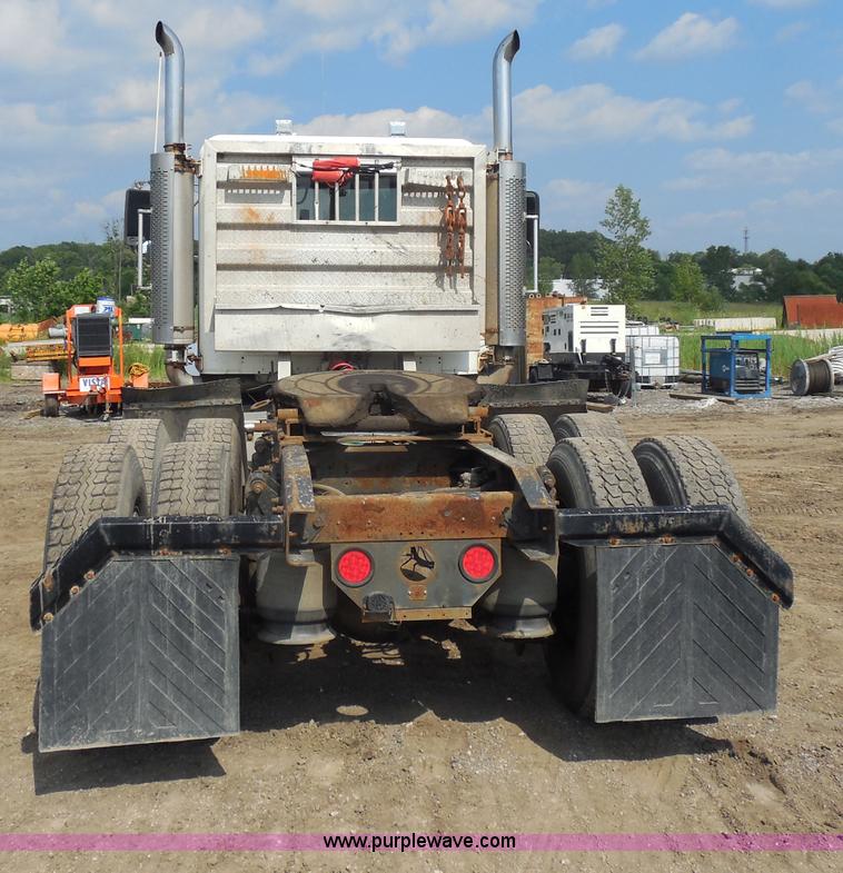 image for item G8621 1999 Freightliner FLD120 semi truck