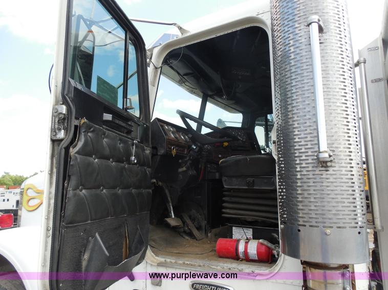 image for item G8621 1999 Freightliner FLD120 semi truck