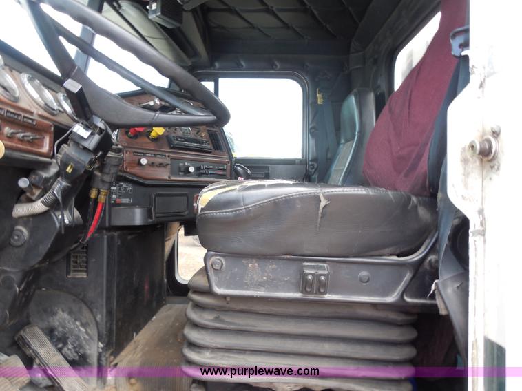 image for item G8621 1999 Freightliner FLD120 semi truck