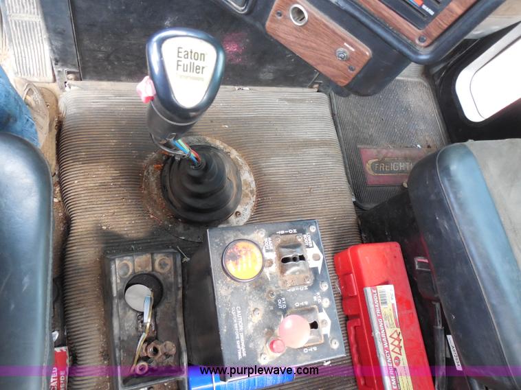 image for item G8621 1999 Freightliner FLD120 semi truck