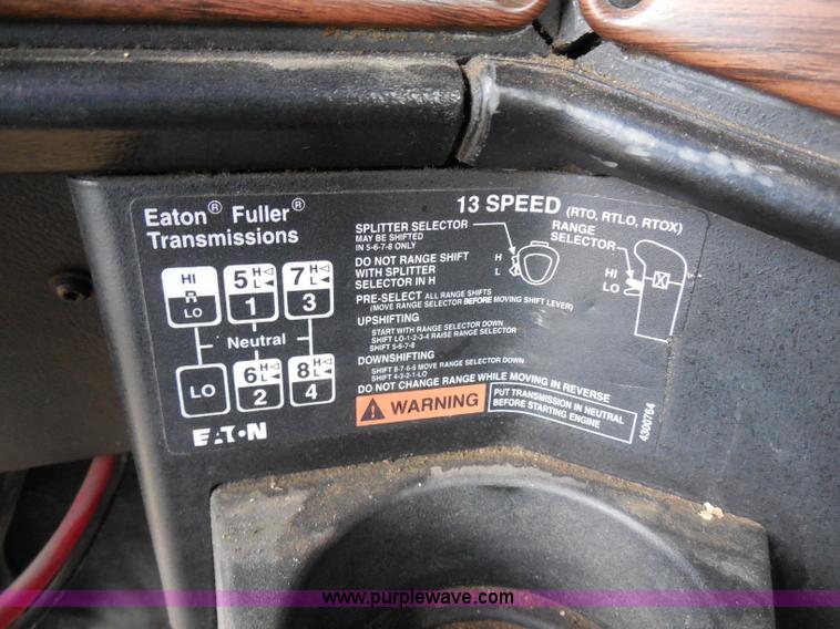 image for item G8621 1999 Freightliner FLD120 semi truck