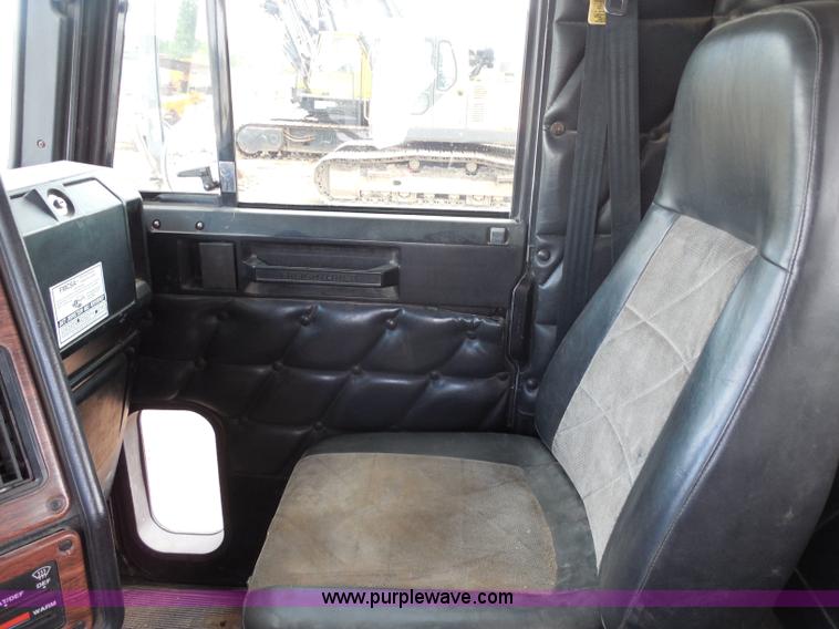 image for item G8621 1999 Freightliner FLD120 semi truck