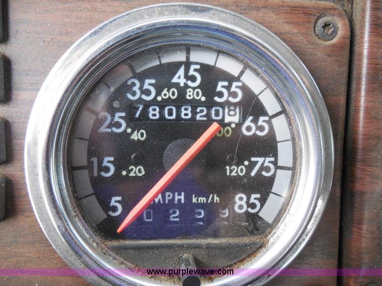 image for item G8621 1999 Freightliner FLD120 semi truck