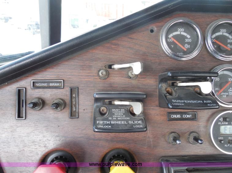 image for item G8621 1999 Freightliner FLD120 semi truck